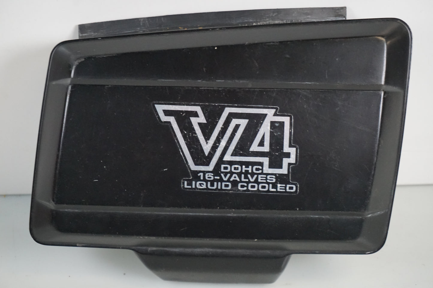 Framsidan på Täcklock från en Honda VF 750 S -1982 motorcykel.