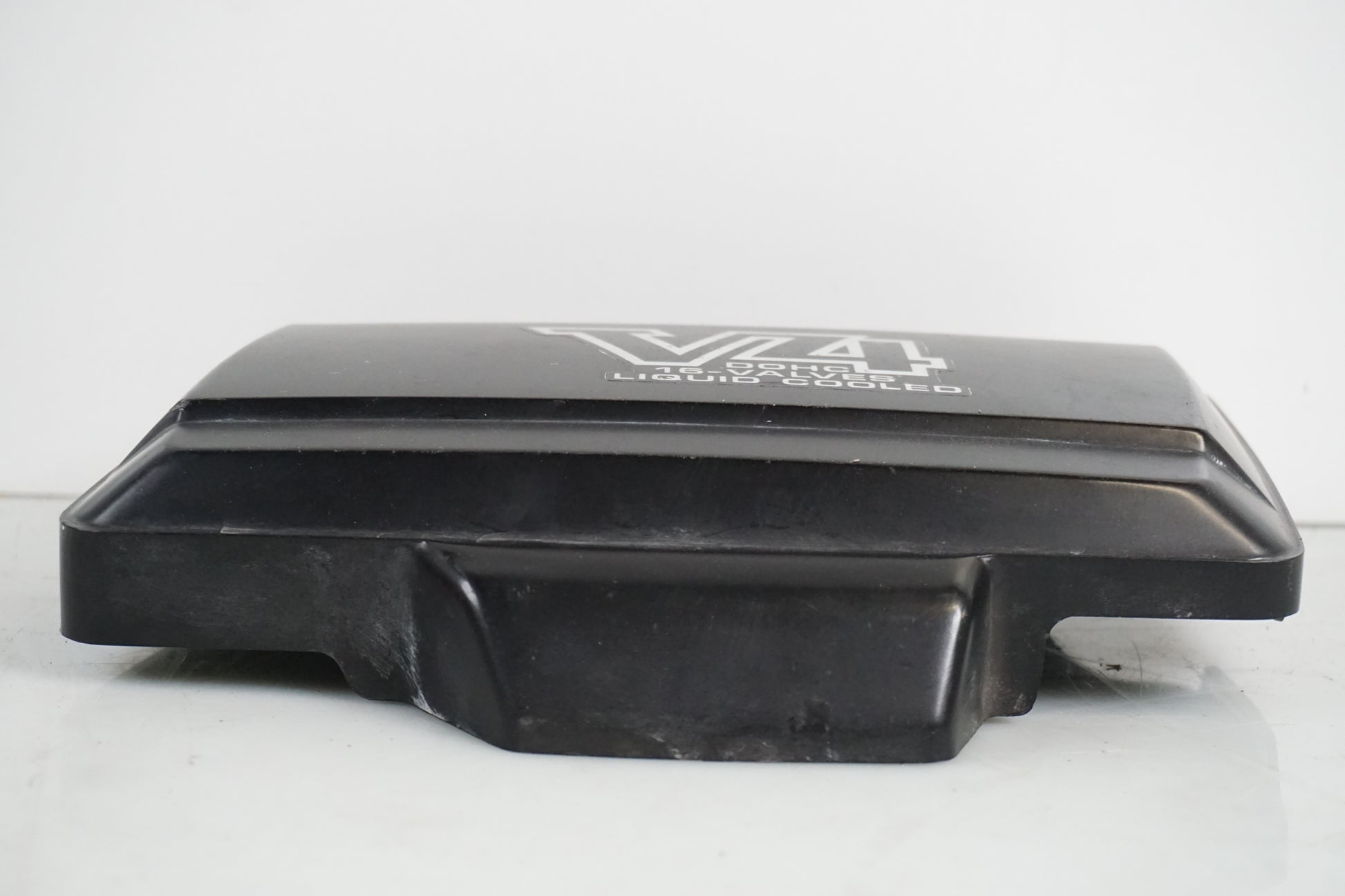 Baksidan på Täcklock från en Honda VF 750 S -1982 motorcykel.