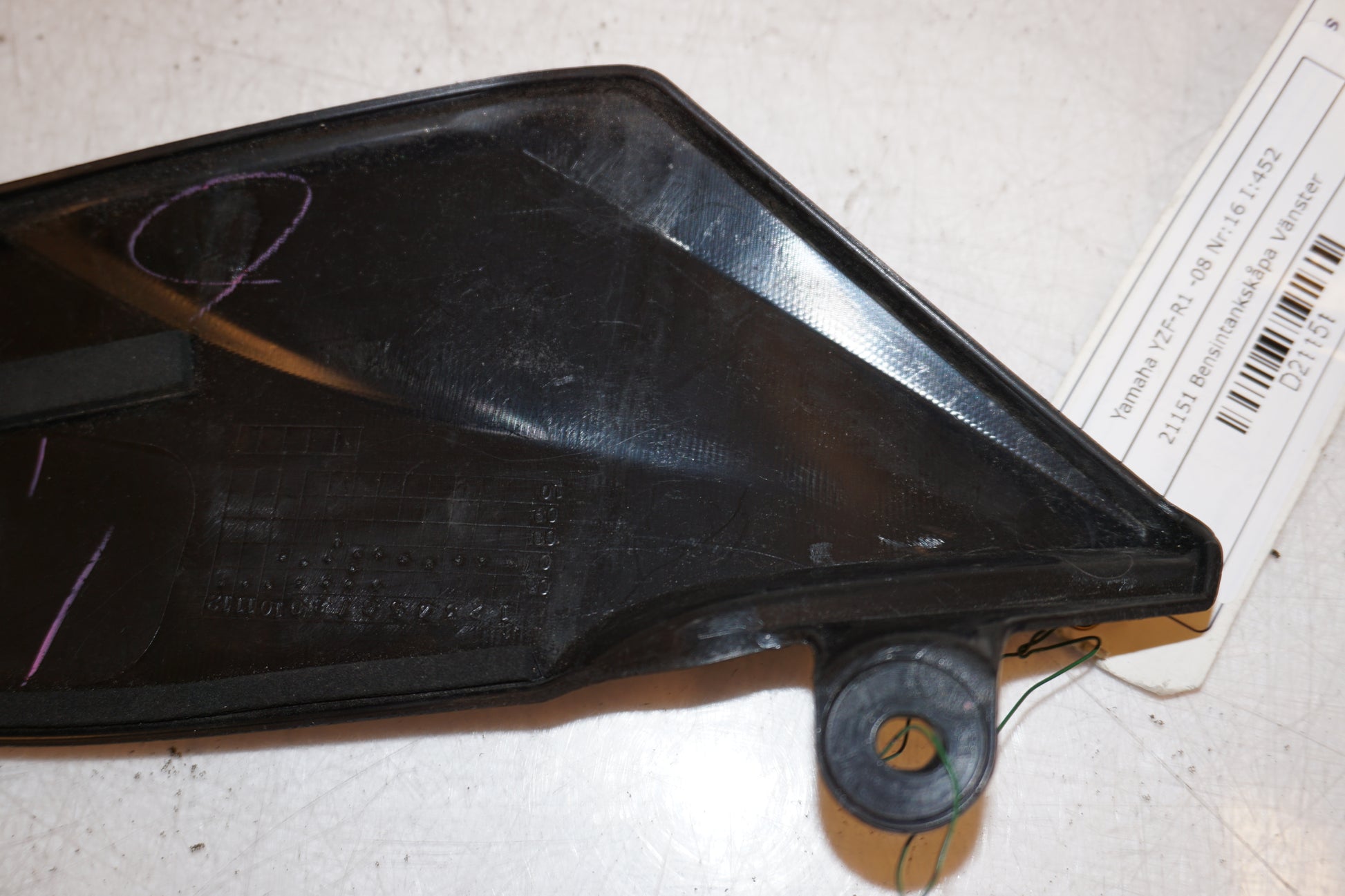 Extrabild3 på Bensintankskåpa från en Yamaha YZF 1000 R1 -2008 motorcykel.