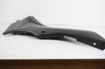 Snett uppifrån på Sidopanel från en Honda CBR 500 R -2013 motorcykel.