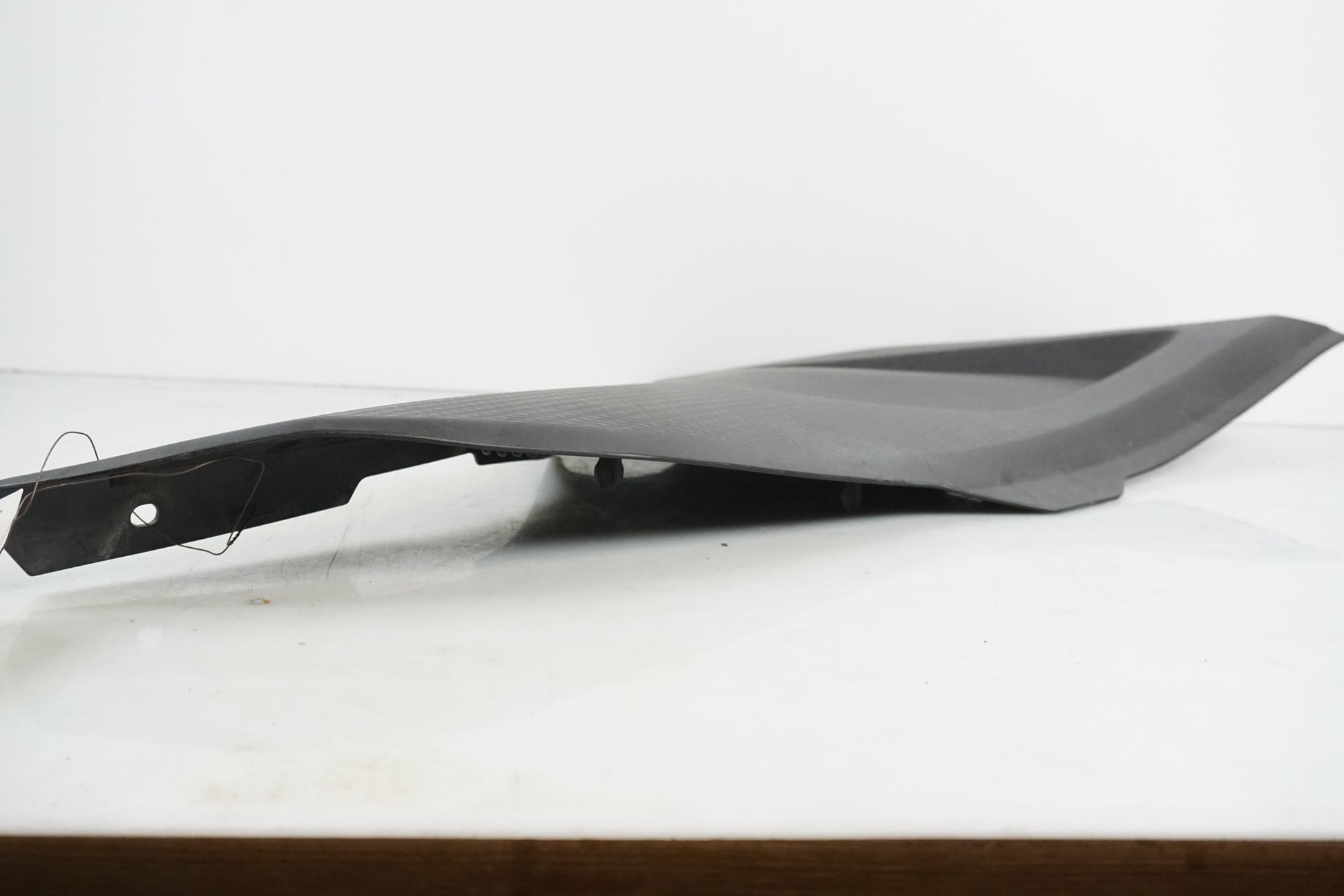 Snett nerifrån på Sidopanel från en Honda CBR 500 R -2013 motorcykel.