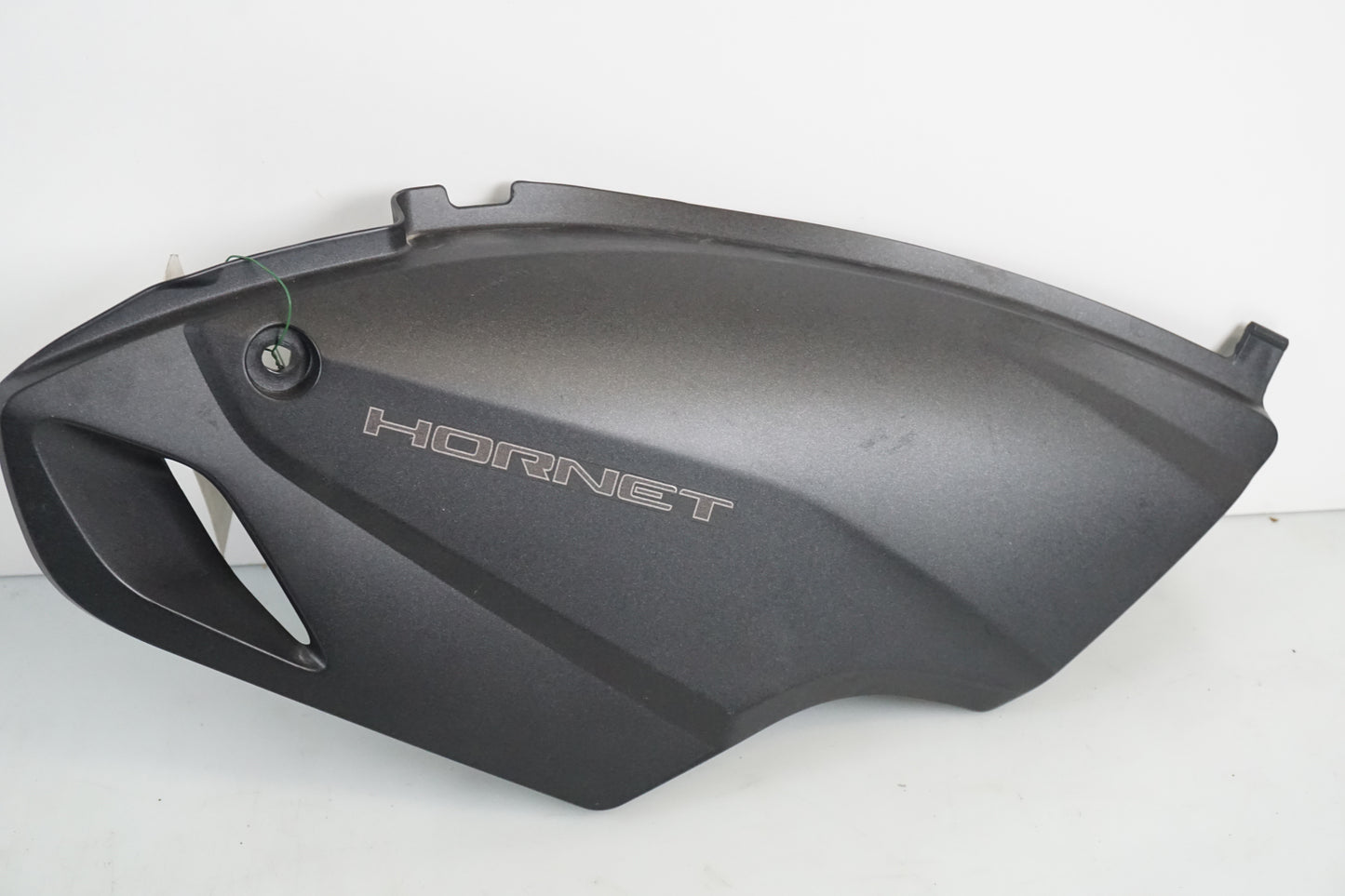 Framsidan på Sidopanel från en Honda CB 600 Hornet -2007 motorcykel.