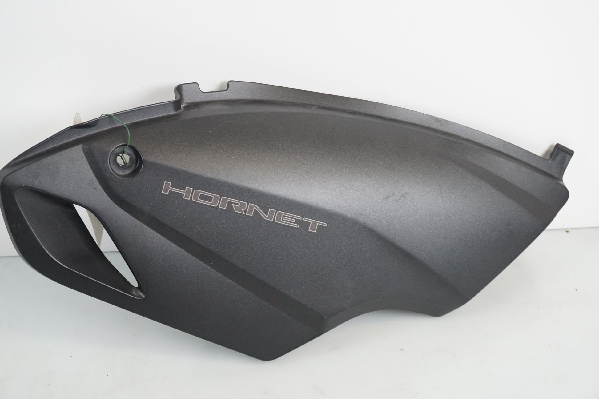 Framsidan på Sidopanel från en Honda CB 600 Hornet -2007 motorcykel.