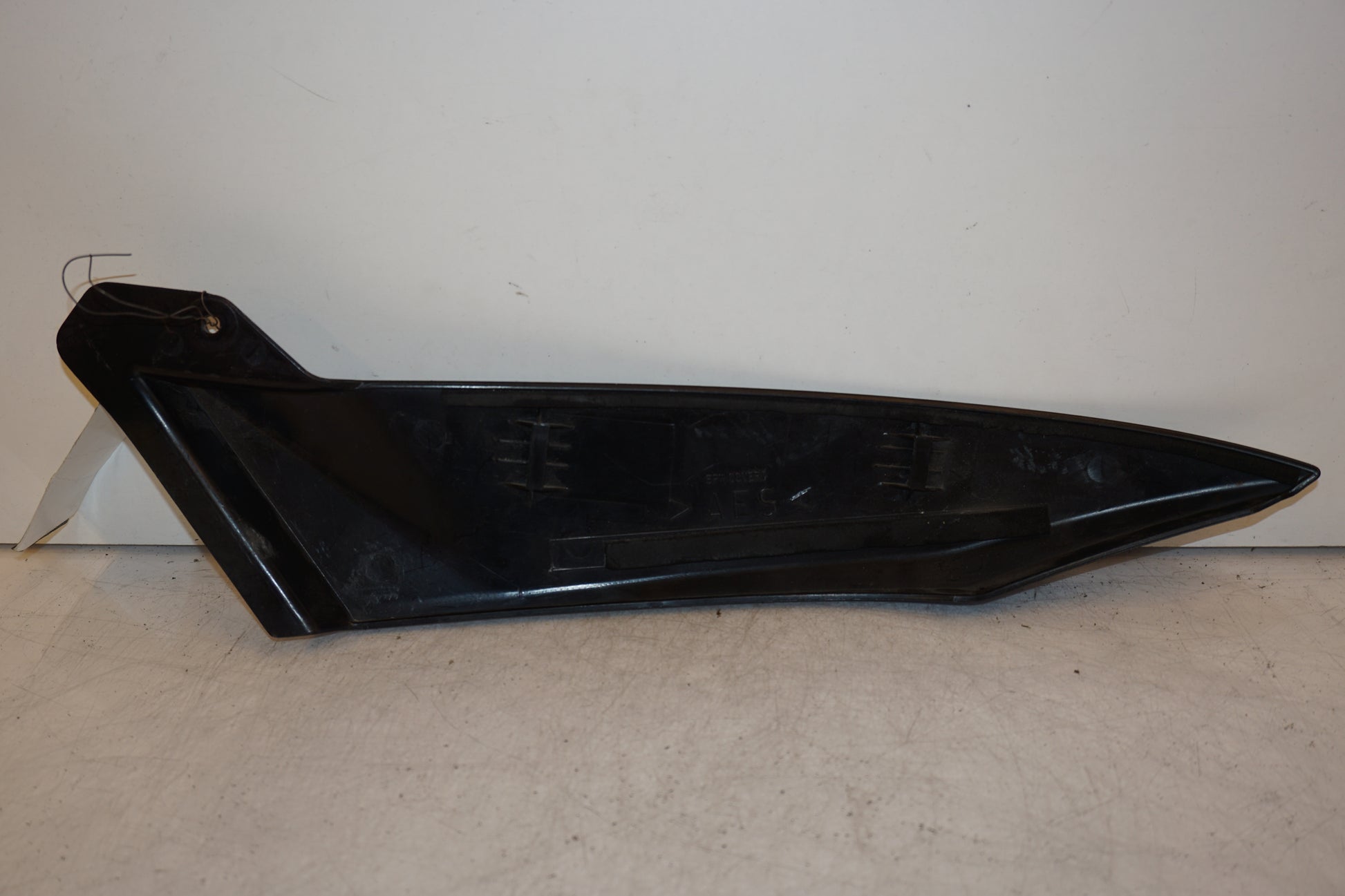 Snett nerifrån på Bensintankskåpa från en Yamaha YZF 1000 R1 -2003 motorcykel.