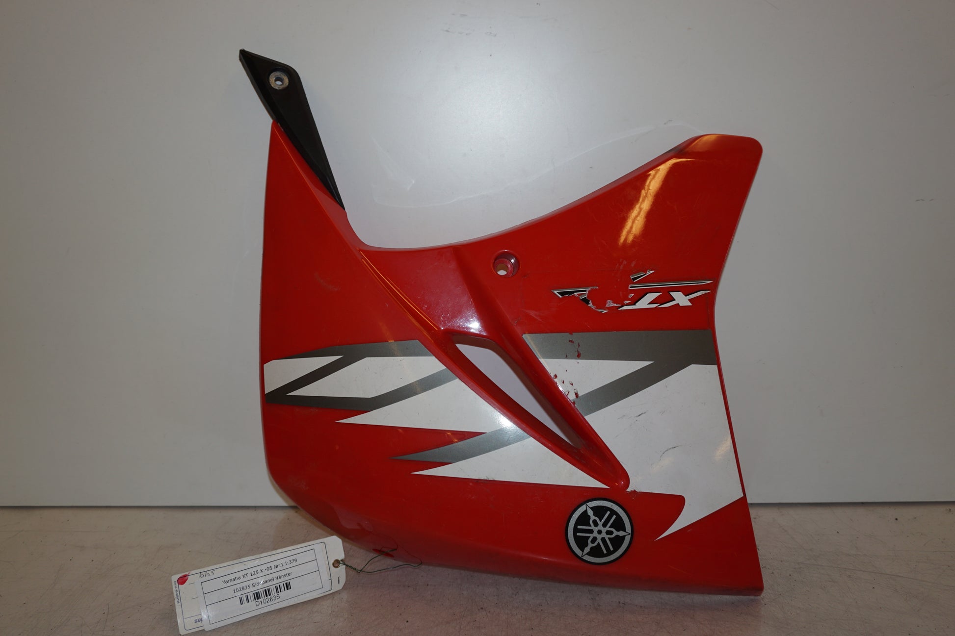 Framsidan på Sidopanel från en Yamaha XT 125 X -2005 motorcykel.