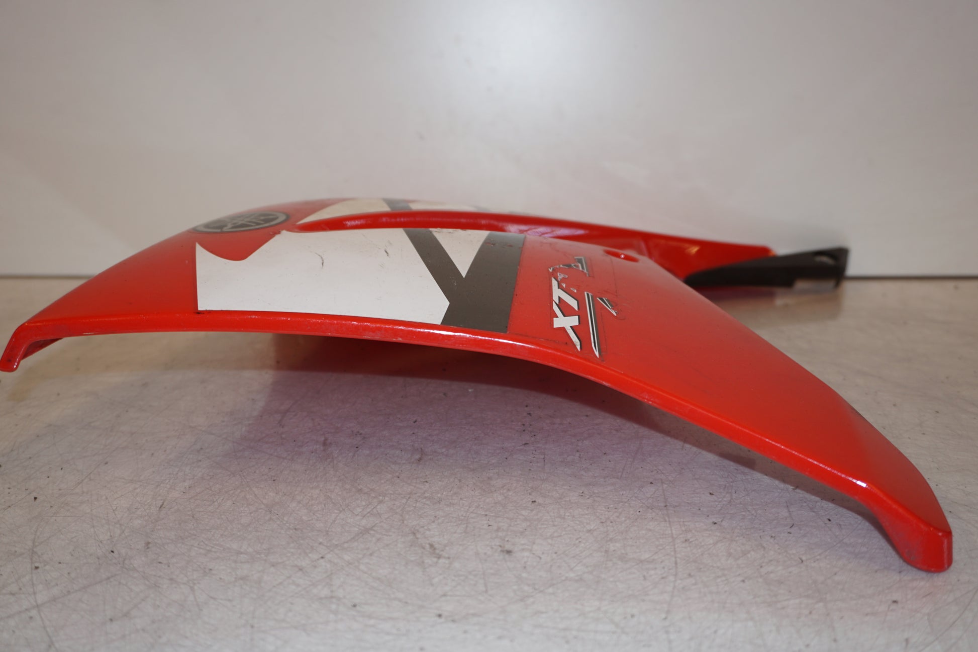 Snett uppifrån på Sidopanel från en Yamaha XT 125 X -2005 motorcykel.