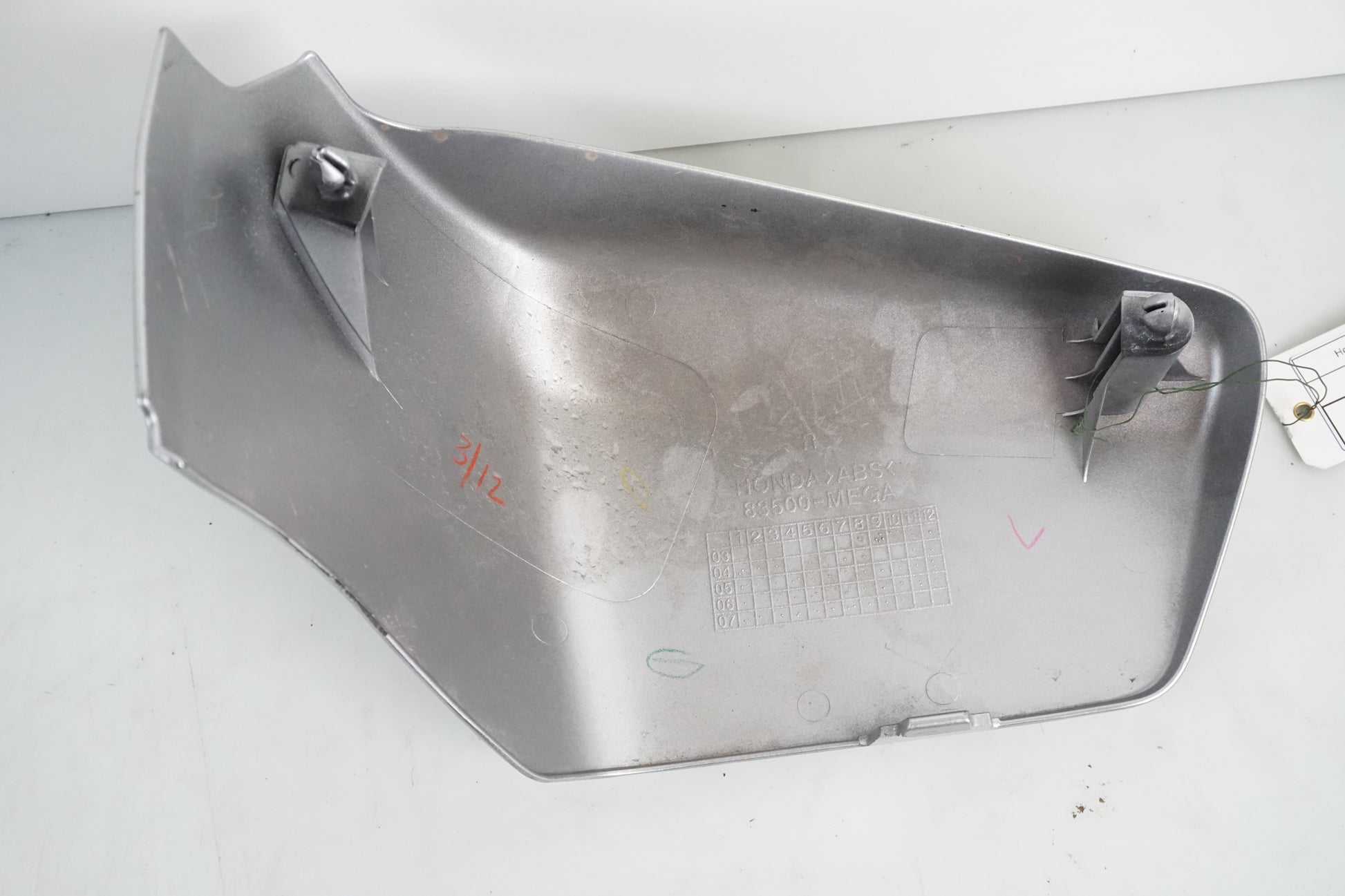 Snett nerifrån på Sidopanel från en Honda VT 750 -2008 motorcykel.