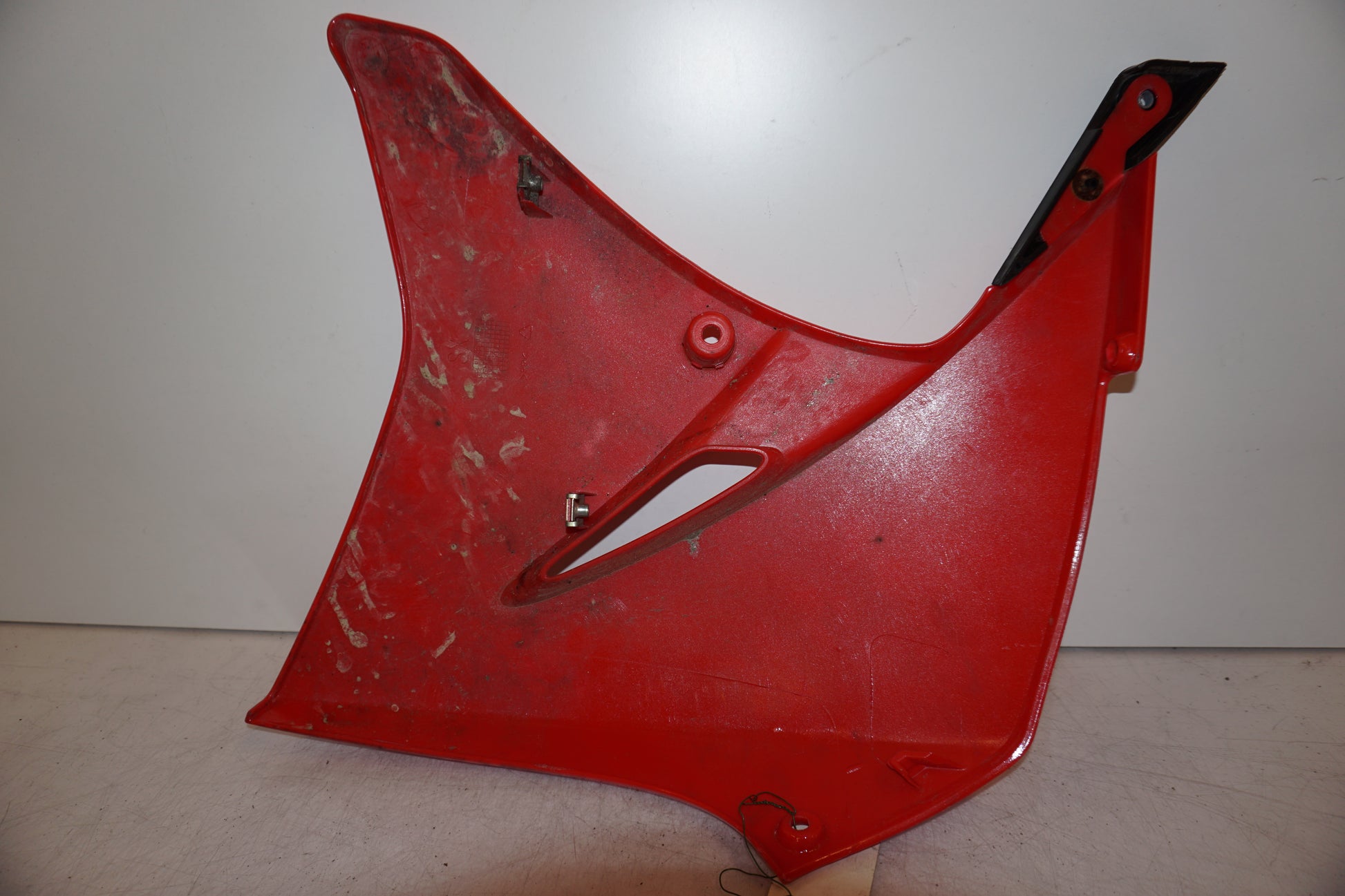 Snett nerifrån på Sidopanel från en Yamaha XT 125 X -2005 motorcykel.