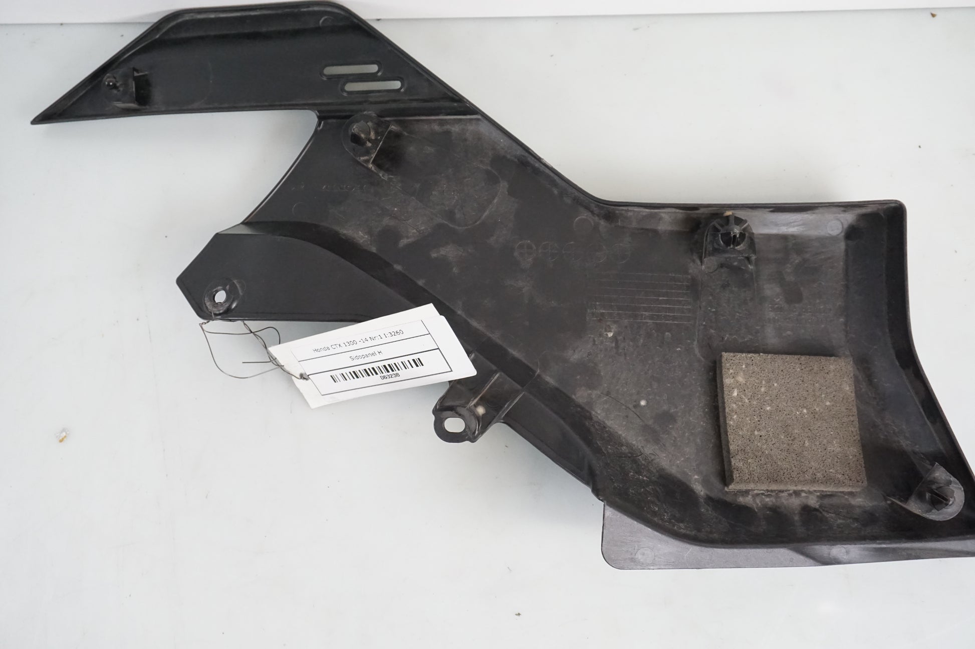 Snett nerifrån på Sidopanel från en Honda CTX 1300 -2014 motorcykel.