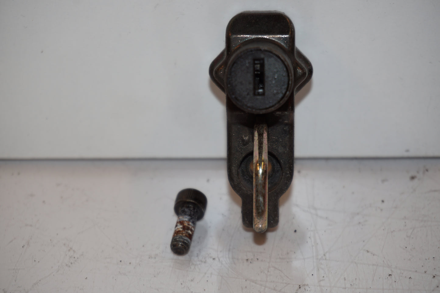 Baksidan på Låssats från en Kawasaki ZZR 1100 -1998 motorcykel.