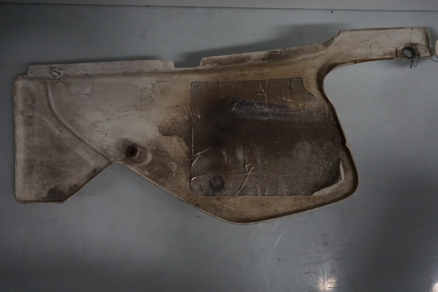 Vänster sida på Sidopanel från en Honda XL 125 R -1998 motorcykel.