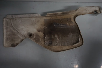 Vänster sida på Sidopanel från en Honda XL 125 R -1998 motorcykel.