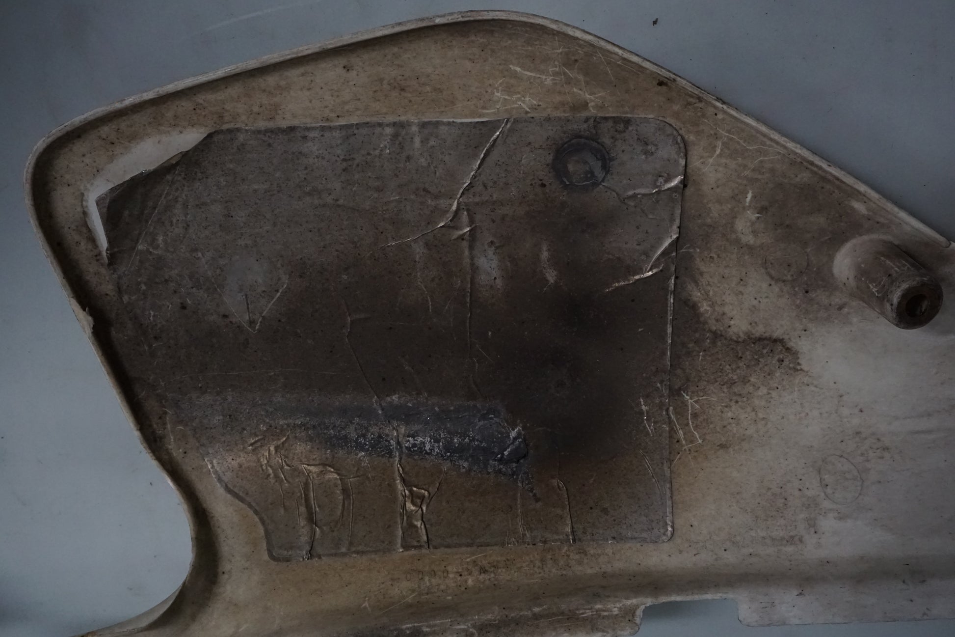 Snett nerifrån på Sidopanel från en Honda XL 125 R -1998 motorcykel.