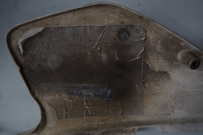 Snett nerifrån på Sidopanel från en Honda XL 125 R -1998 motorcykel.