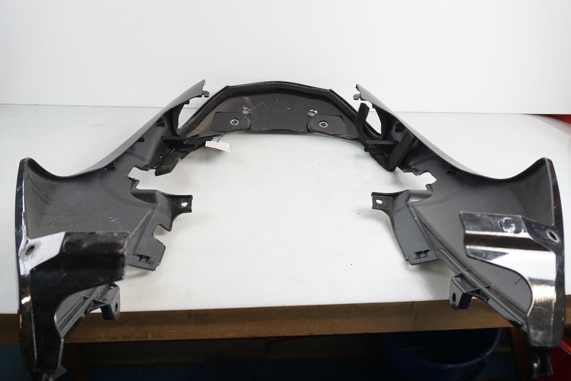 Snett nerifrån på Bakvinge från en Honda XL 1000 V -2008 motorcykel.