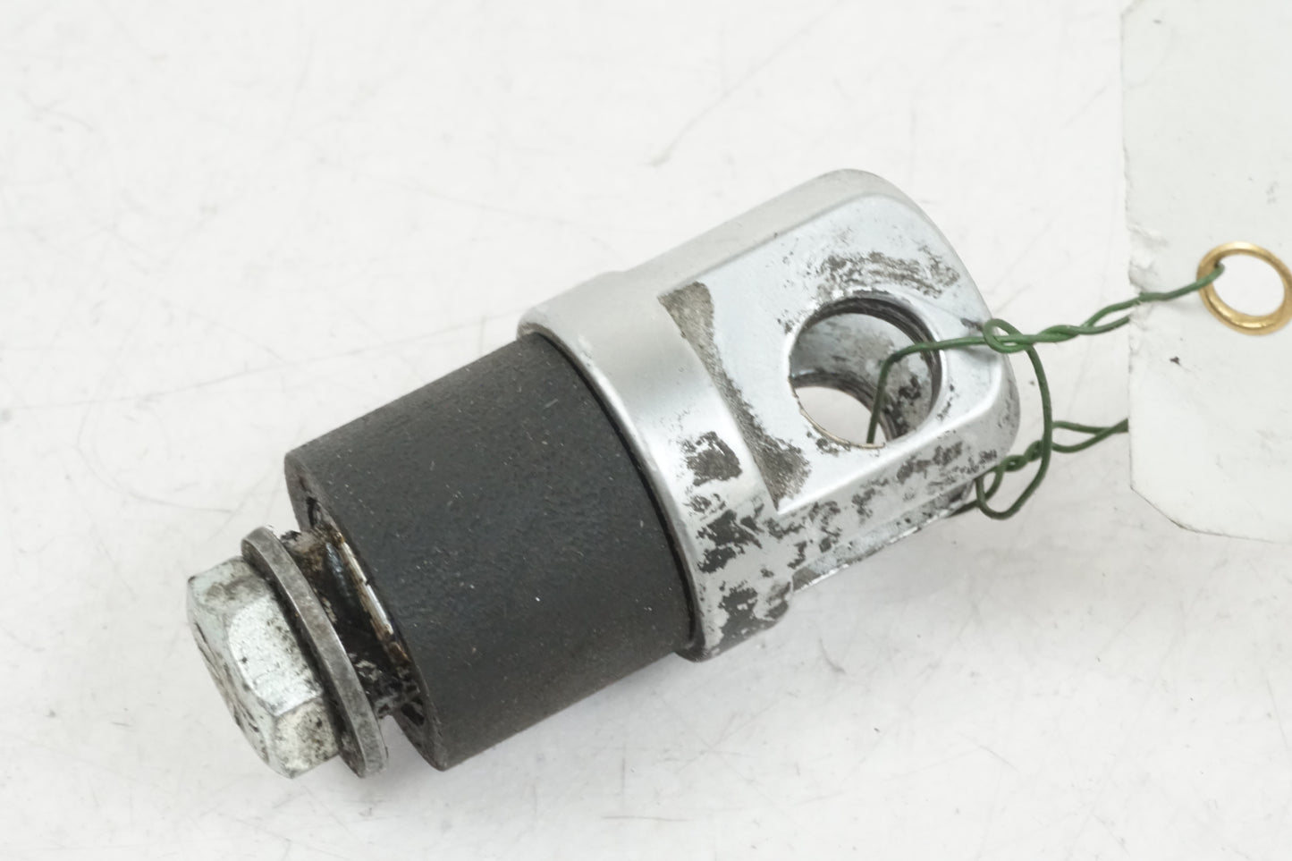 Framsidan på Fotpinnefäste från en Buell X1 Lightning -2002 motorcykel.