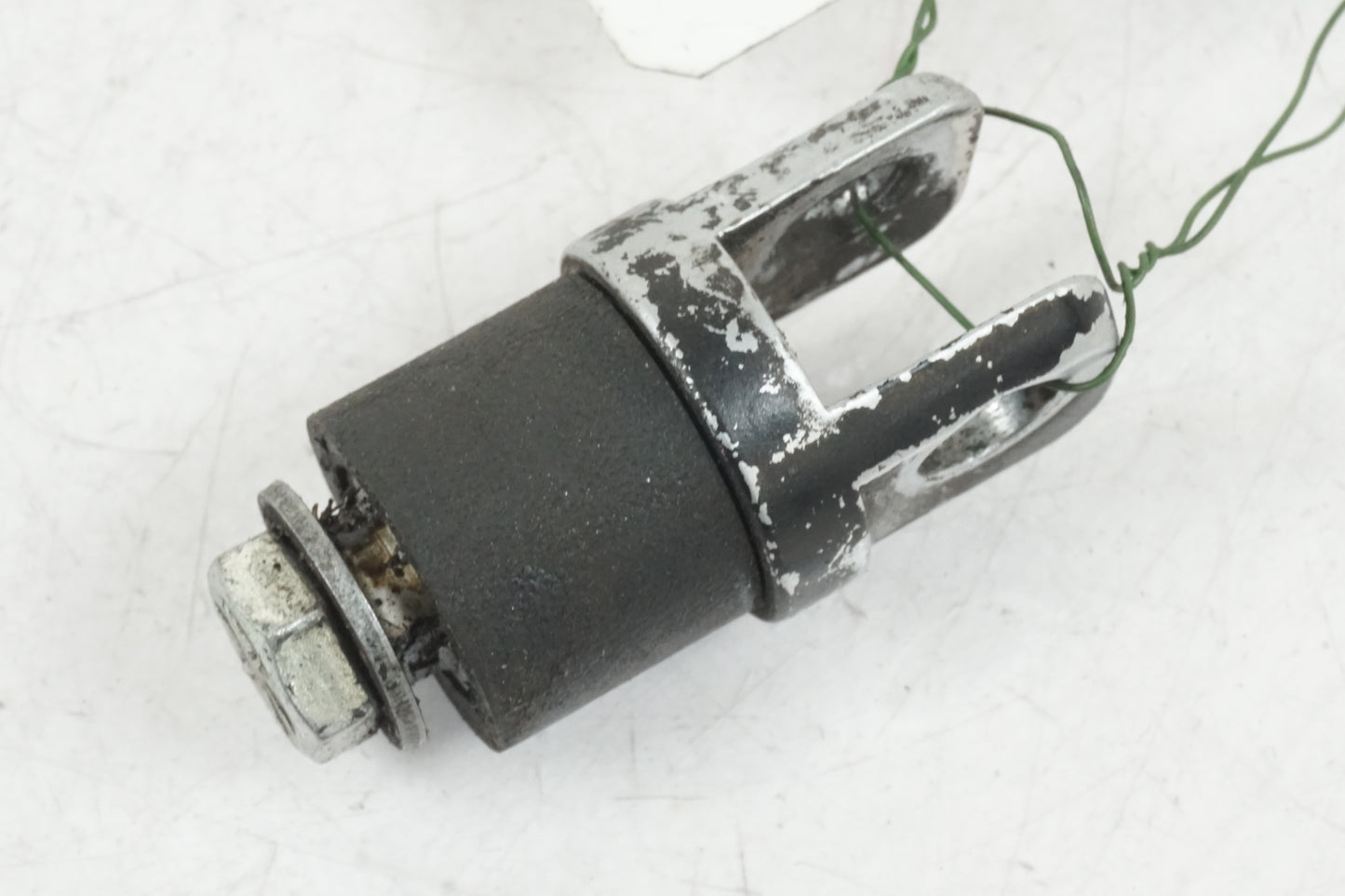 Baksidan på Fotpinnefäste från en Buell X1 Lightning -2002 motorcykel.