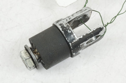 Baksidan på Fotpinnefäste från en Buell X1 Lightning -2002 motorcykel.