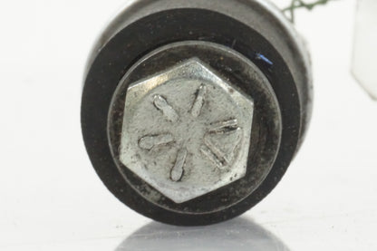 Vänster sida på Fotpinnefäste från en Buell X1 Lightning -2002 motorcykel.