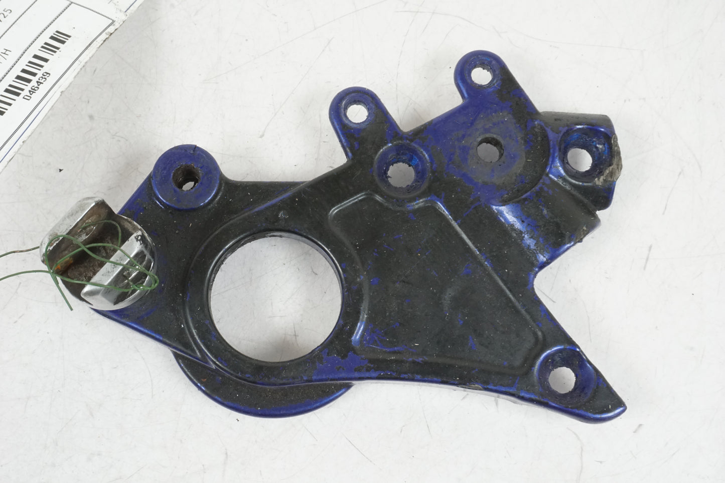 Framsidan på Fotpinnefäste från en Buell X1 Lightning -2002 motorcykel.