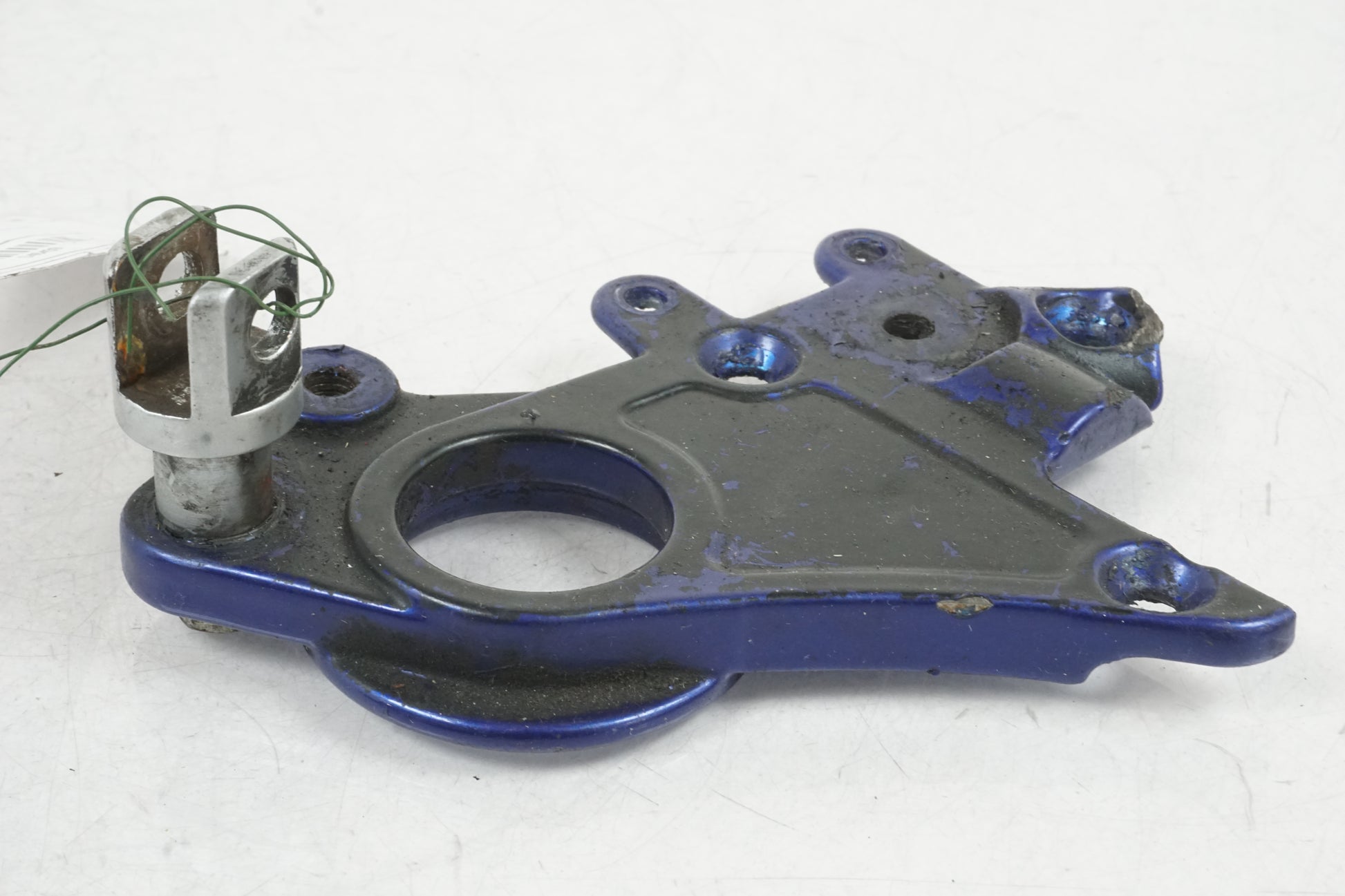 Baksidan på Fotpinnefäste från en Buell X1 Lightning -2002 motorcykel.