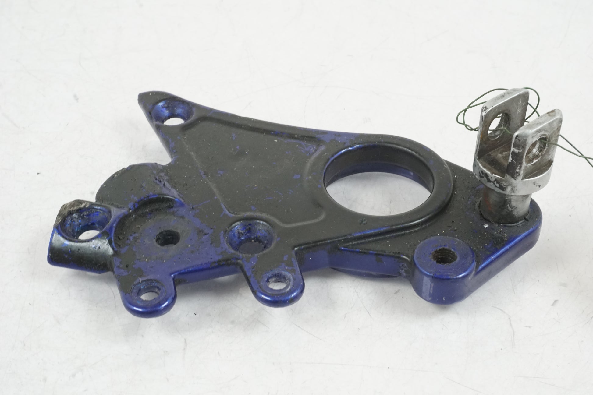 Vänster sida på Fotpinnefäste från en Buell X1 Lightning -2002 motorcykel.