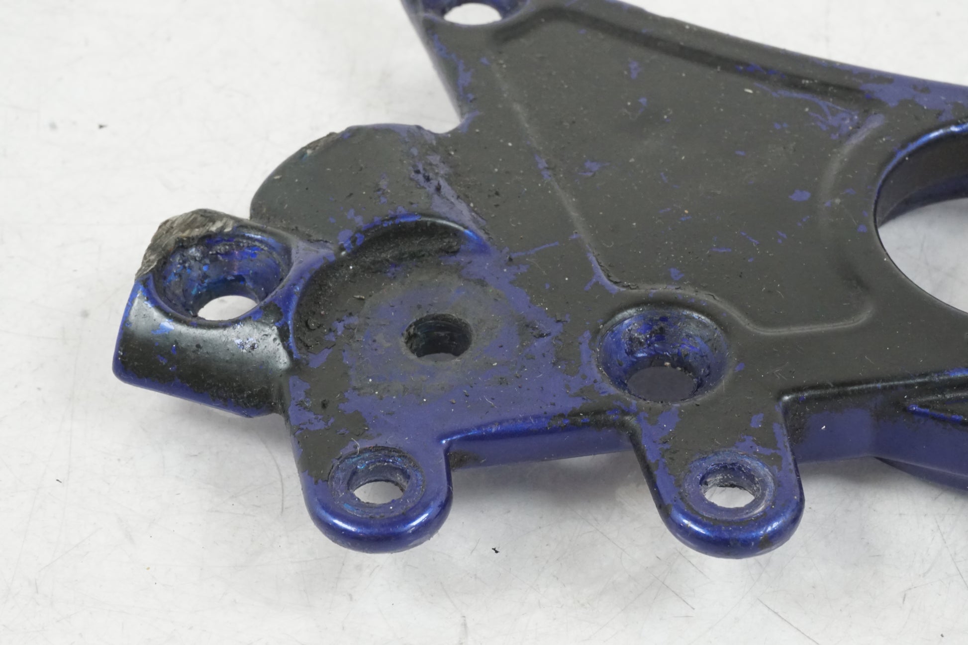 Snett uppifrån på Fotpinnefäste från en Buell X1 Lightning -2002 motorcykel.