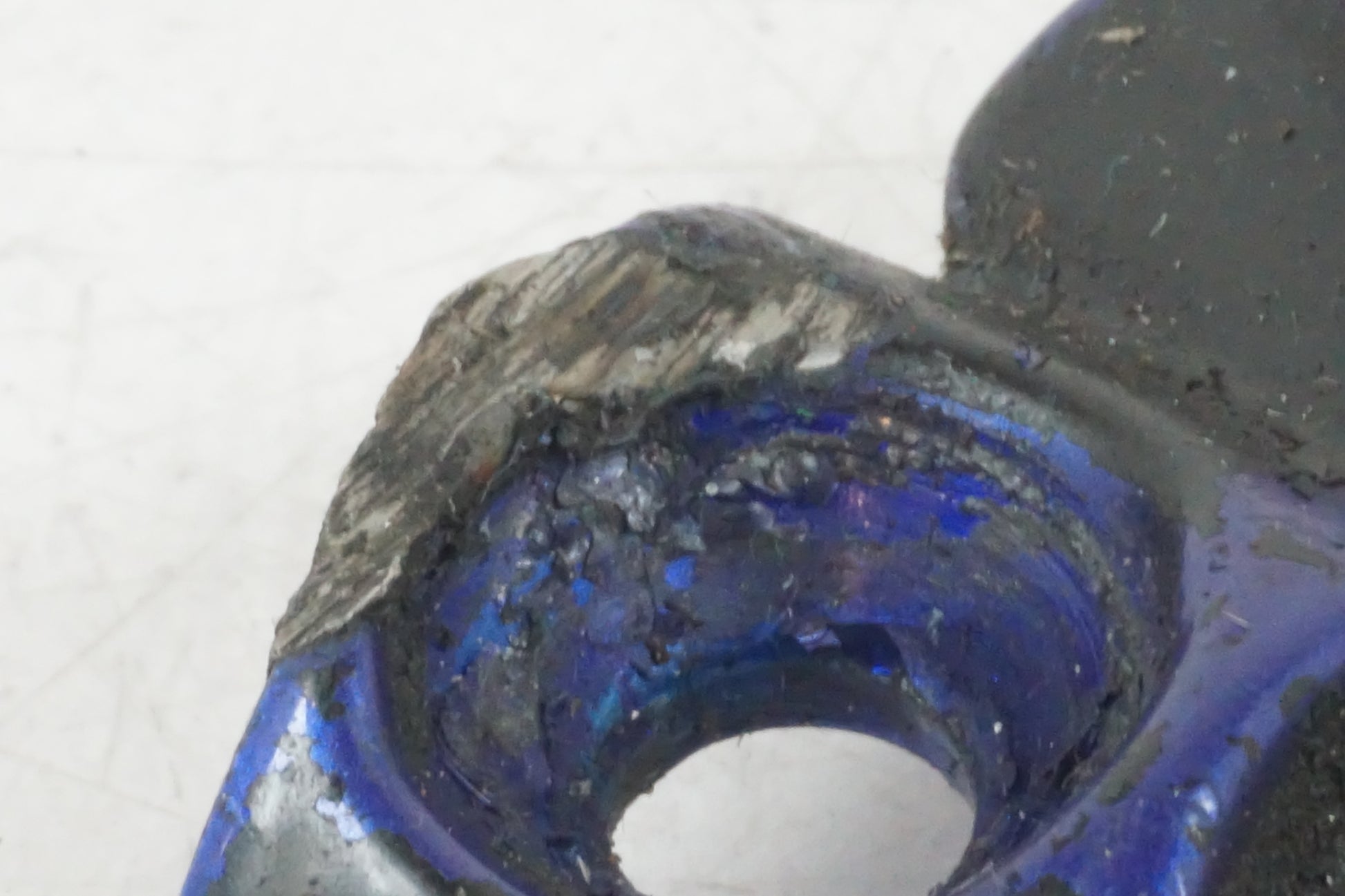 Snett nerifrån på Fotpinnefäste från en Buell X1 Lightning -2002 motorcykel.