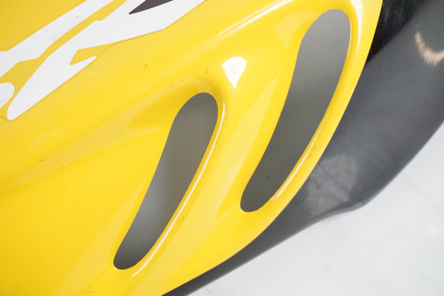 Snett uppifrån på Bakvinge från en Honda CBR 900 RR -1997 motorcykel.