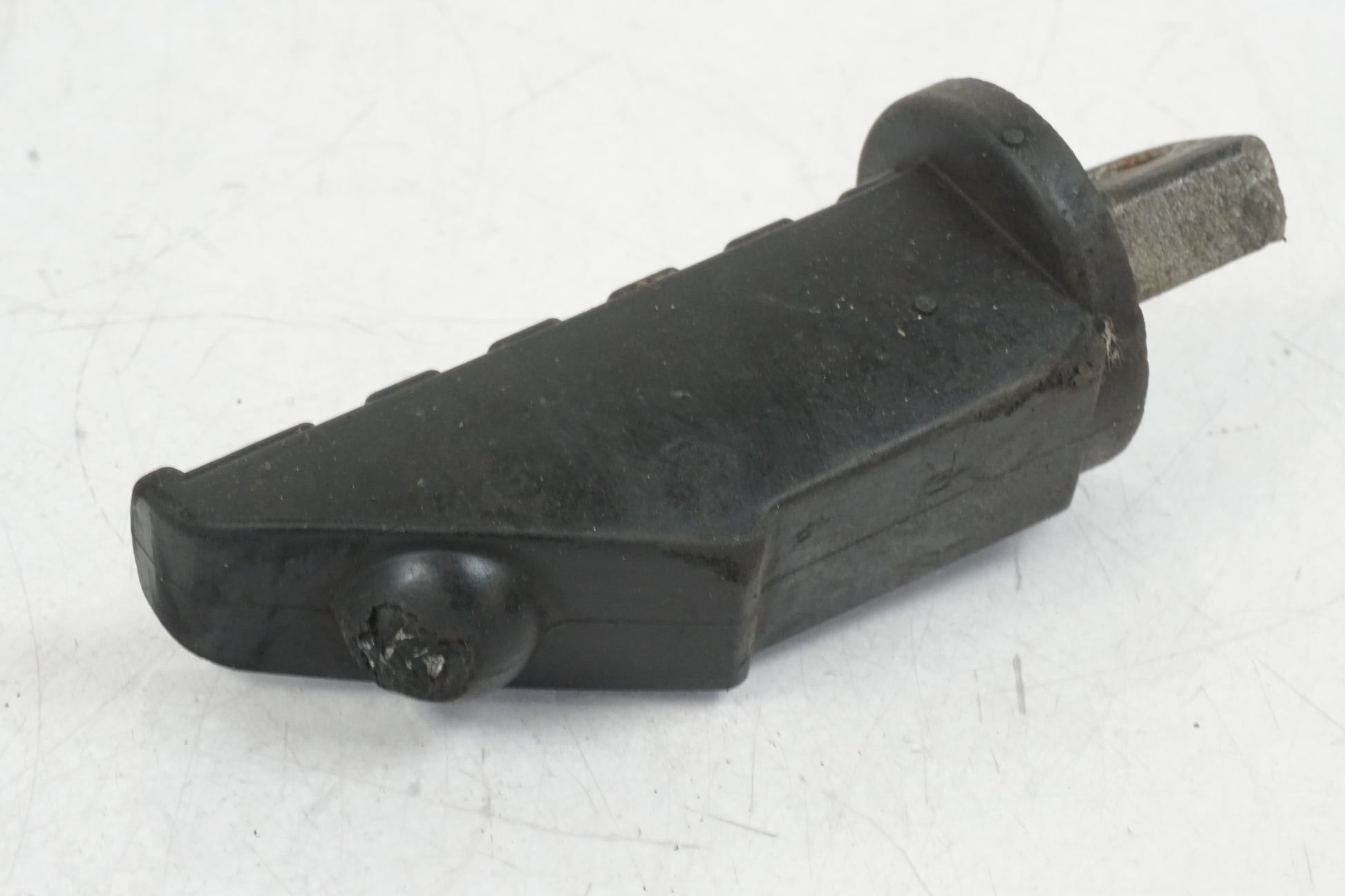 Vänster sida på Fotpinne från en Buell X1 Lightning -2002 motorcykel.