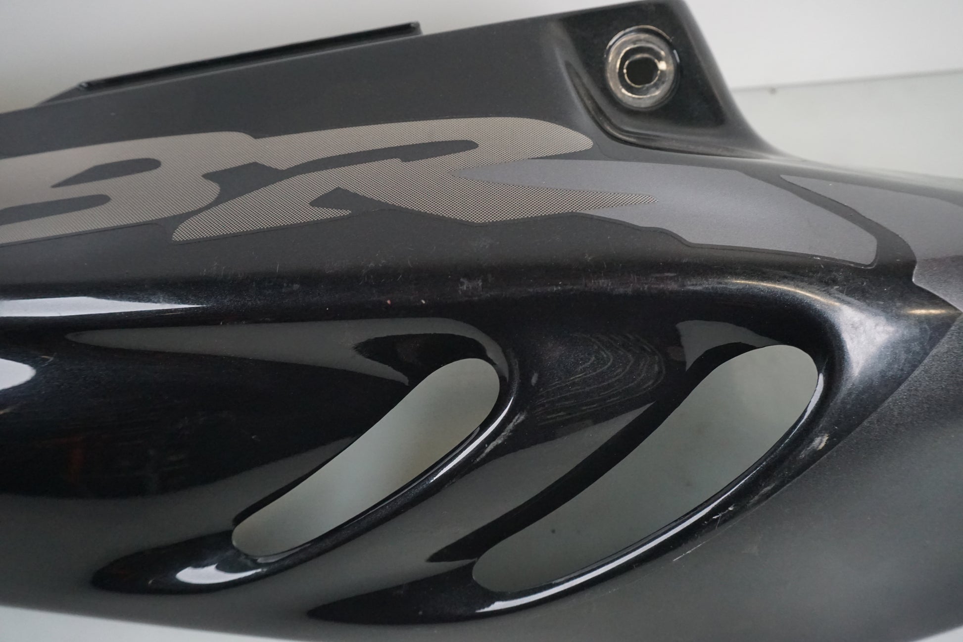 Snett nerifrån på Bakvinge från en Honda CBR 900 RR -1997 motorcykel.