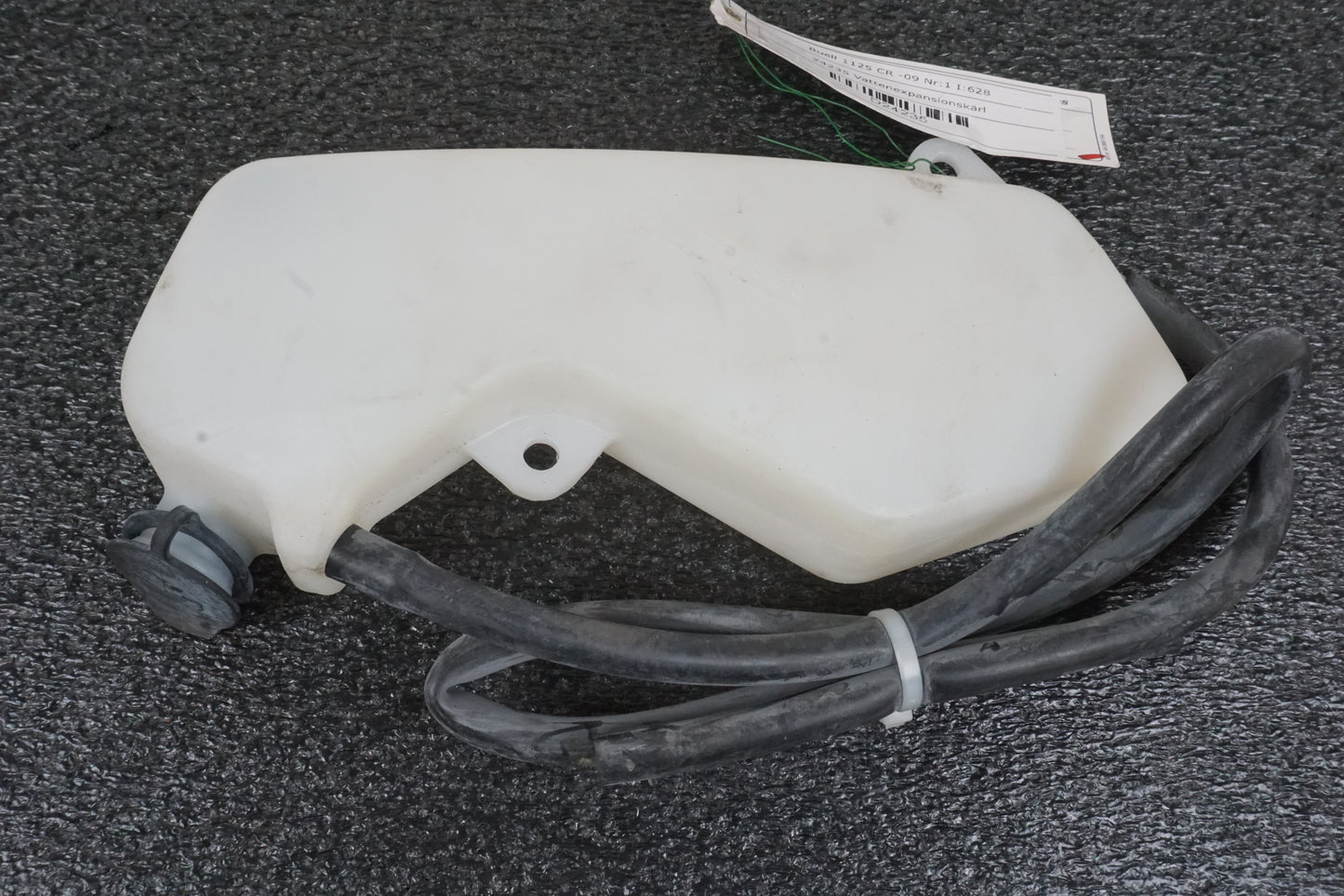 Baksidan på Vattenexpansionskärl från en Buell 1125 CR -2009 motorcykel.