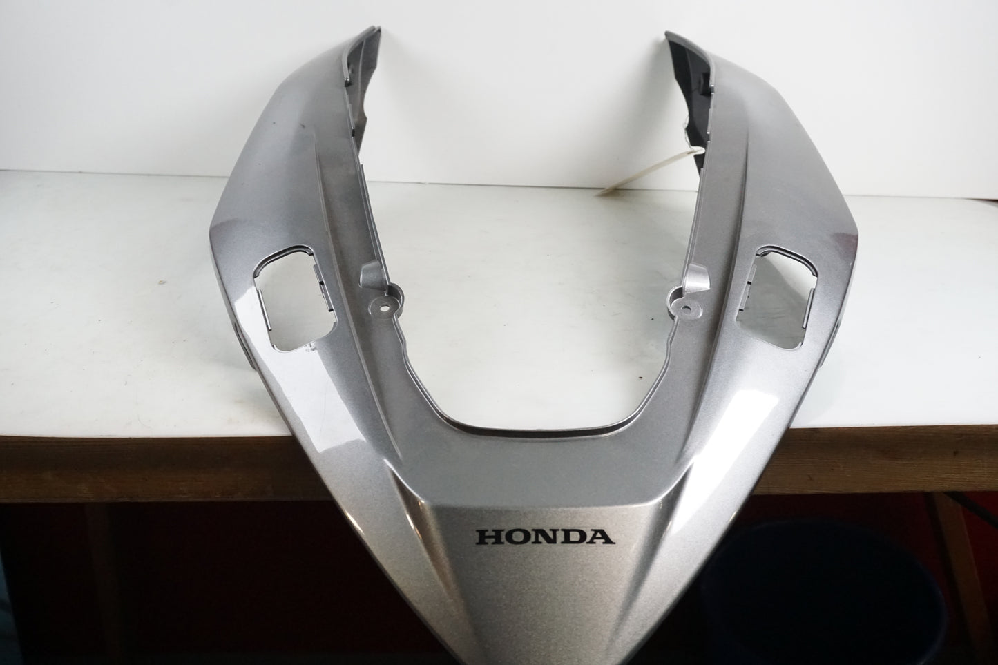 Vänster sida på Bakvinge från en Honda VFR 800 -2008 motorcykel.