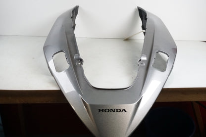 Vänster sida på Bakvinge från en Honda VFR 800 -2008 motorcykel.