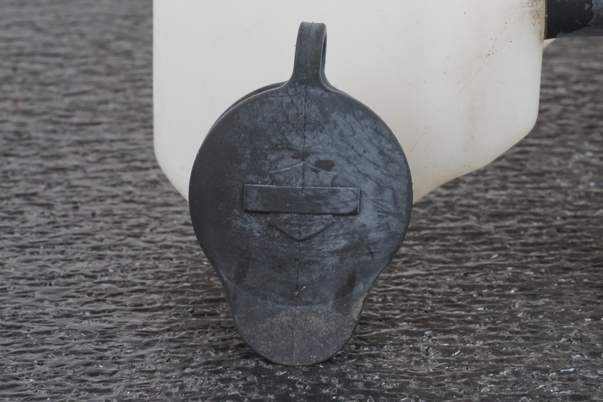 Höger sida på Vattenexpansionskärl från en Buell 1125 CR -2009 motorcykel.