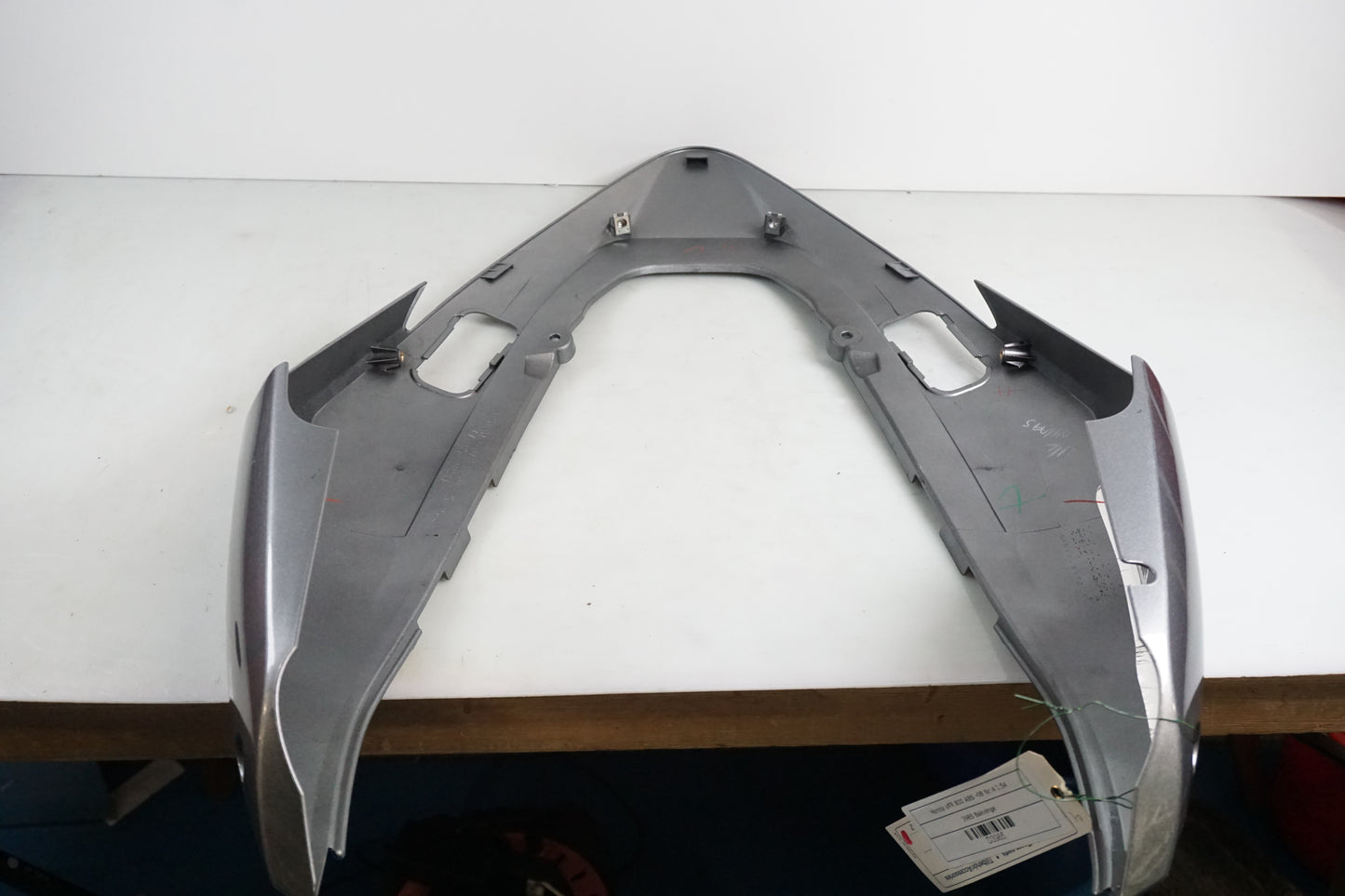 Snett nerifrån på Bakvinge från en Honda VFR 800 -2008 motorcykel.