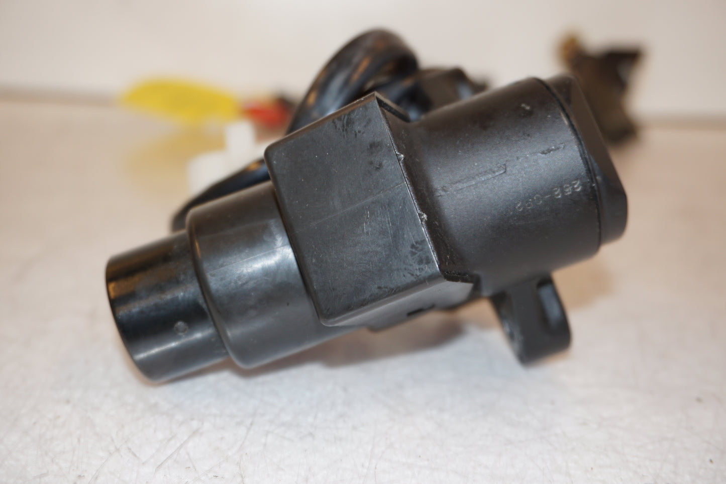 Baksidan på Låssats från en Kawasaki ZZR 1200 -2002 motorcykel.