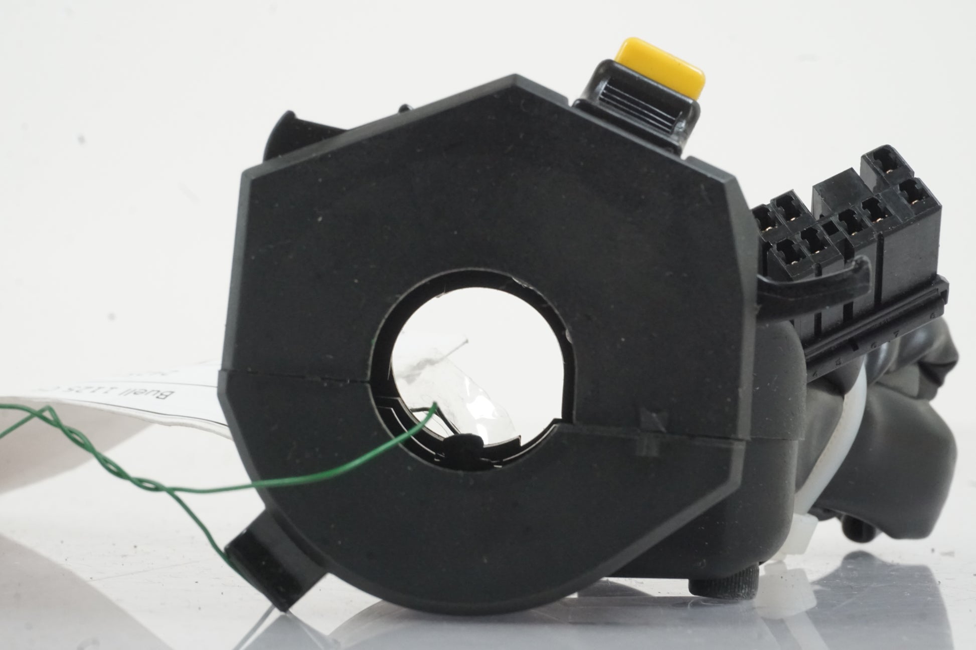 Snett uppifrån på Styrelreglage från en Buell 1125 CR -2009 motorcykel.