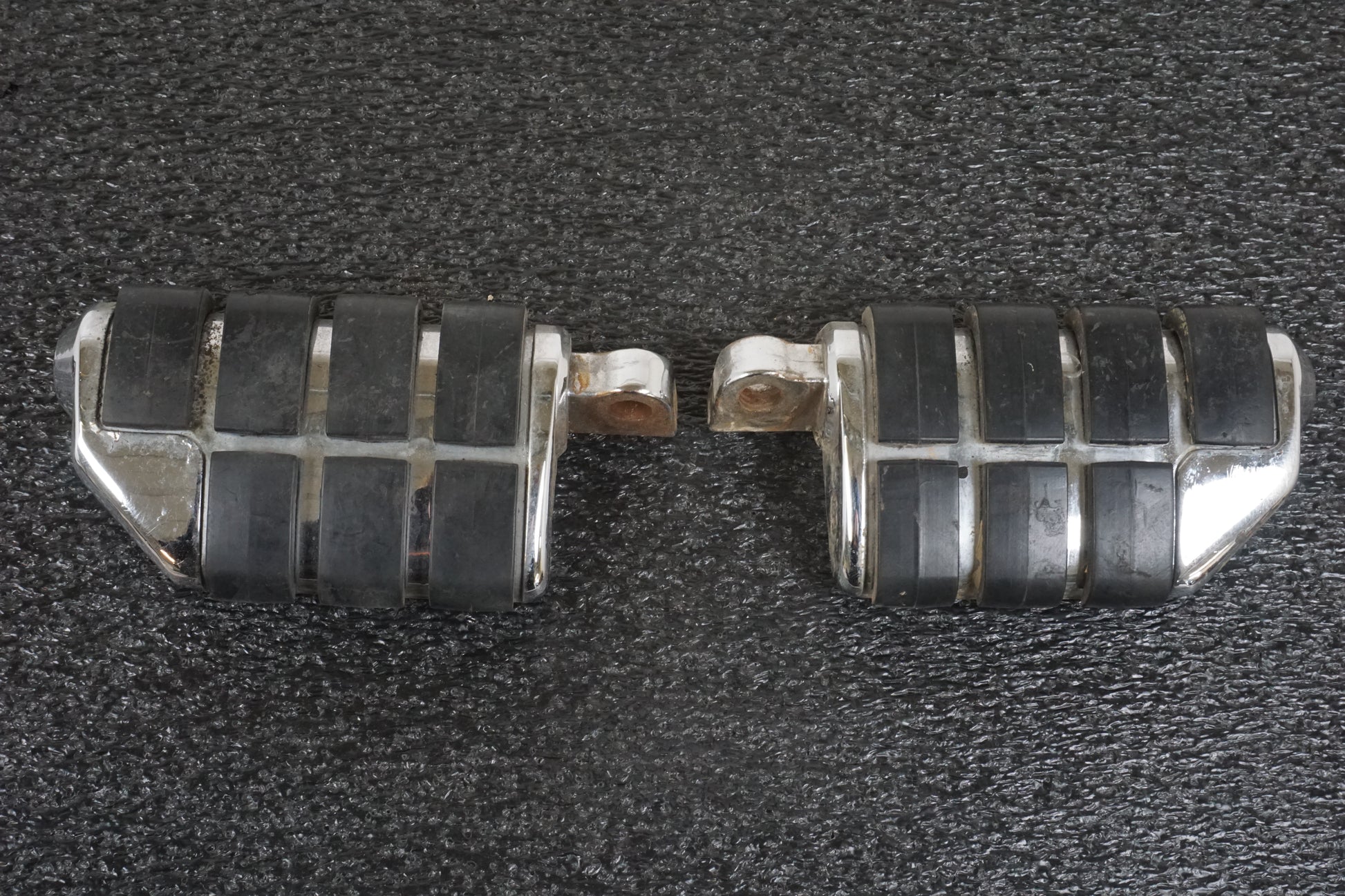 Framsidan på Fotpinnesats från en H-D Touring Road King FLHR/I -1997 motorcykel.