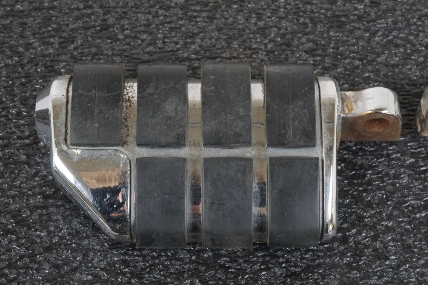 Baksidan på Fotpinnesats från en H-D Touring Road King FLHR/I -1997 motorcykel.