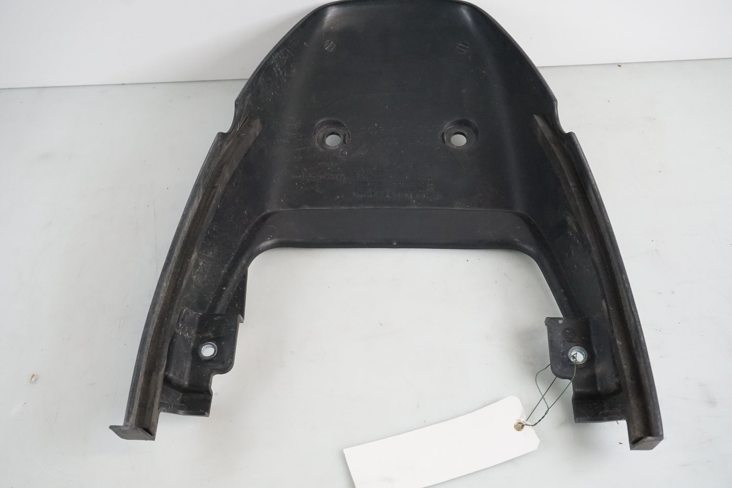 Snett nerifrån på Bakvinge från en Honda XL 650 V -2004 motorcykel.