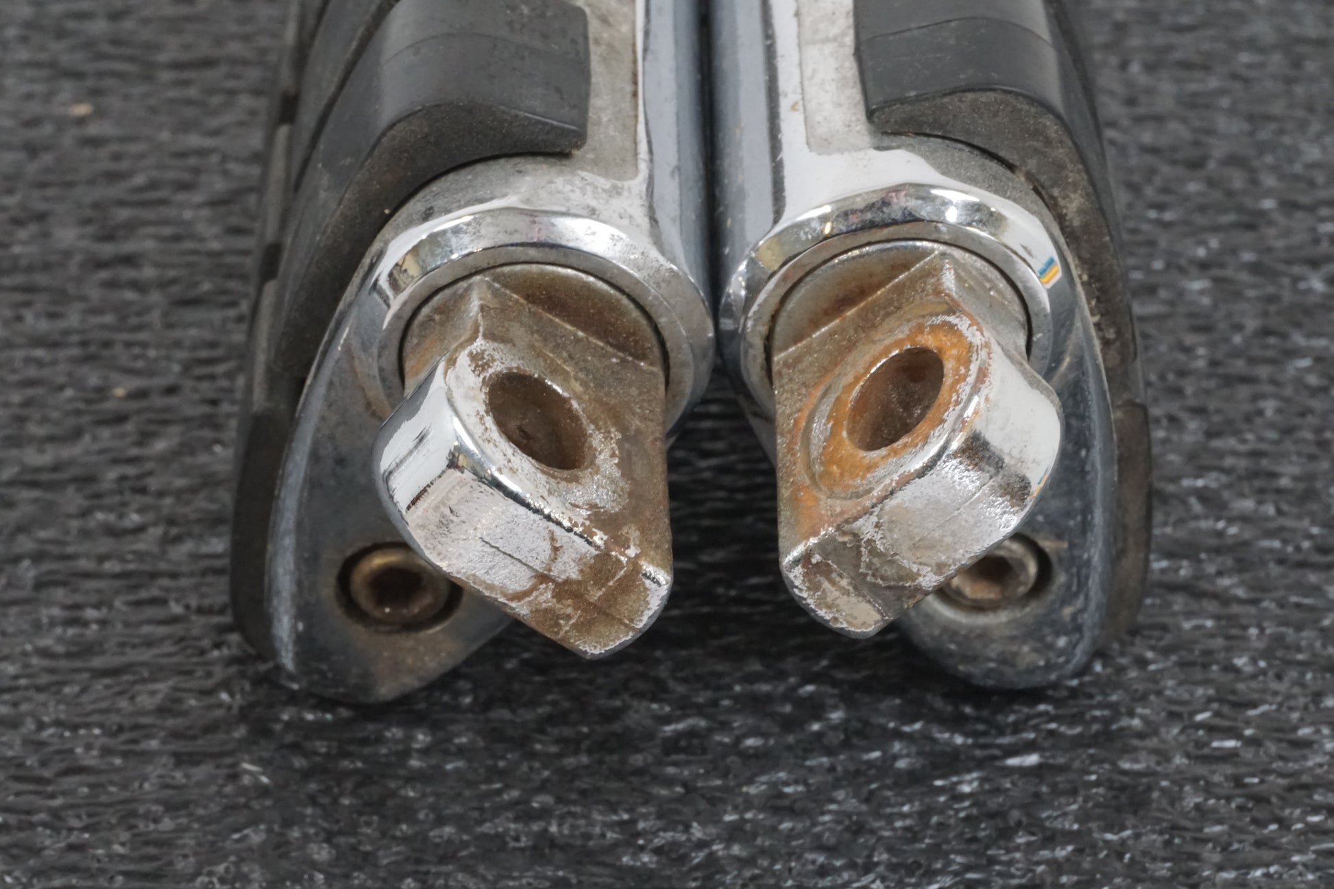 Snett nerifrån på Fotpinnesats från en H-D Touring Road King FLHR/I -1997 motorcykel.