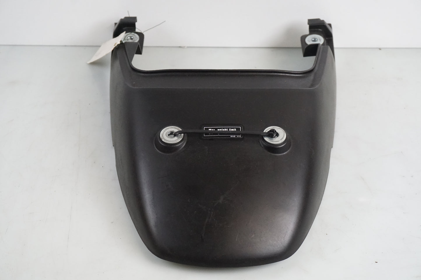 Baksidan på Bakvinge från en Honda XL 650 V -2000 motorcykel.