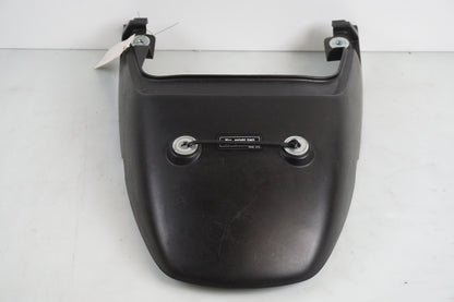 Baksidan på Bakvinge från en Honda XL 650 V -2000 motorcykel.