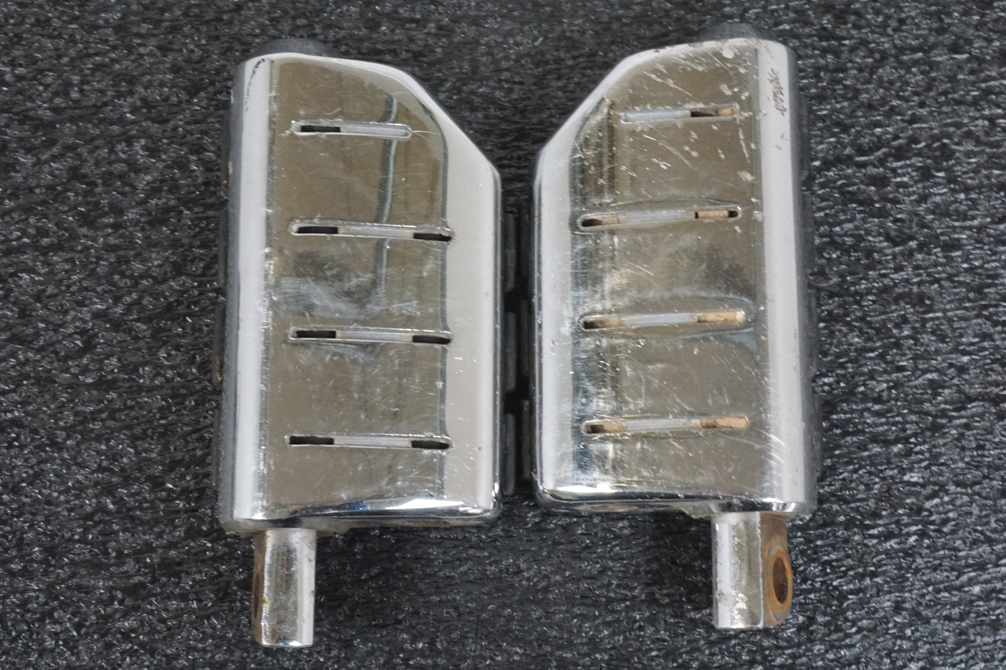 Extrabild2 på Fotpinnesats från en H-D Touring Road King FLHR/I -1997 motorcykel.