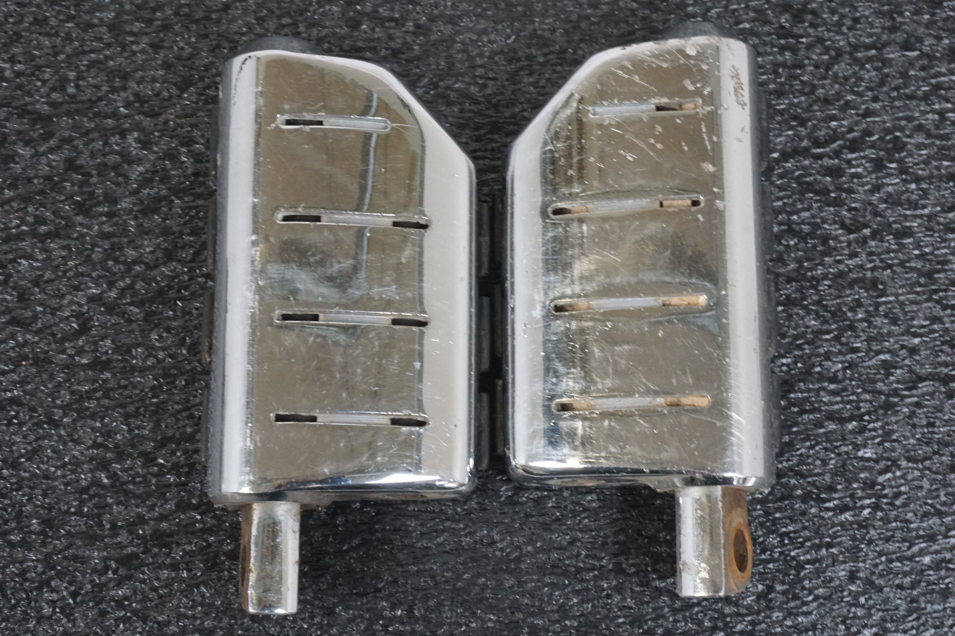 Extrabild2 på Fotpinnesats från en H-D Touring Road King FLHR/I -1997 motorcykel.