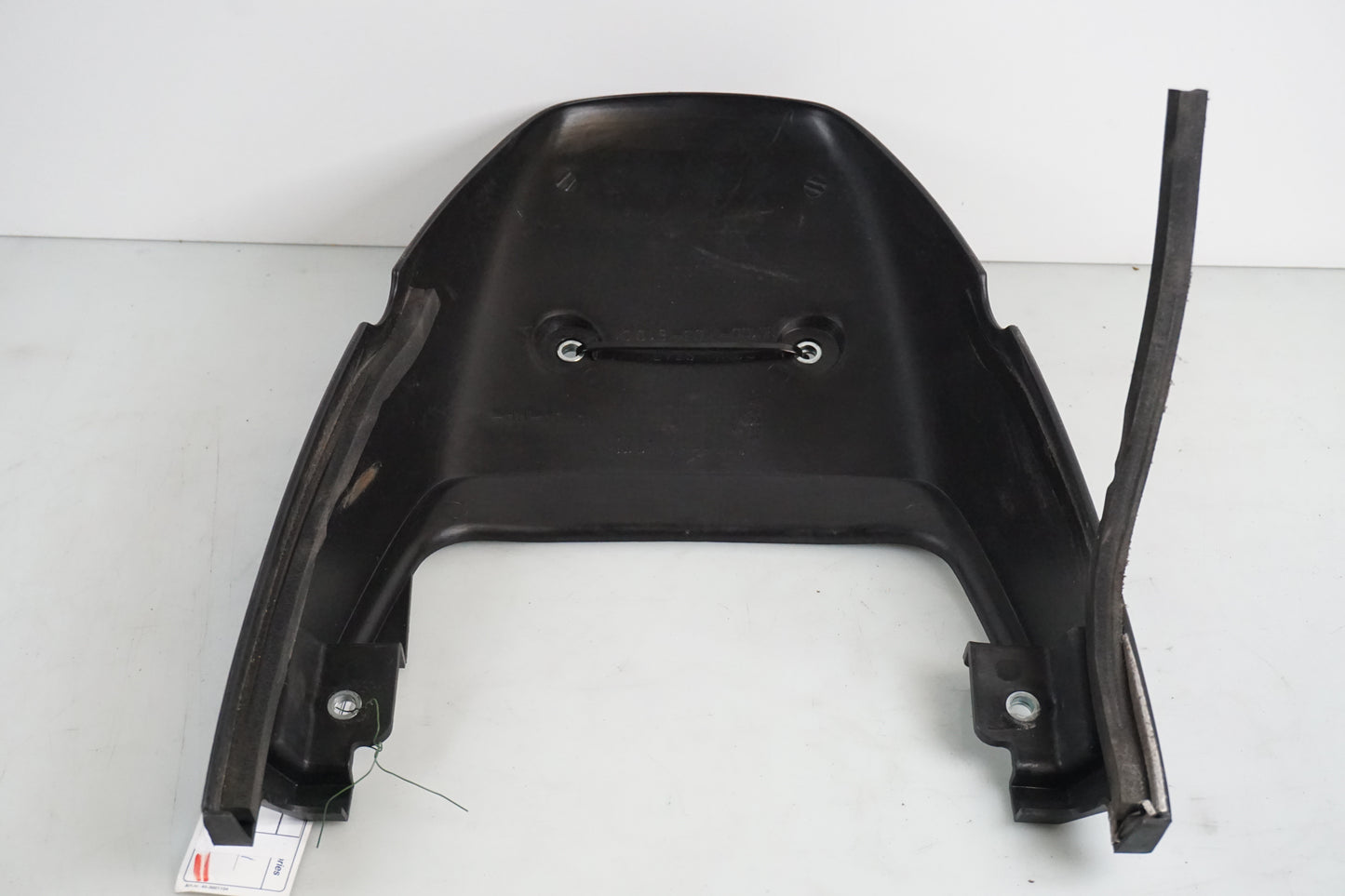 Snett nerifrån på Bakvinge från en Honda XL 650 V -2000 motorcykel.