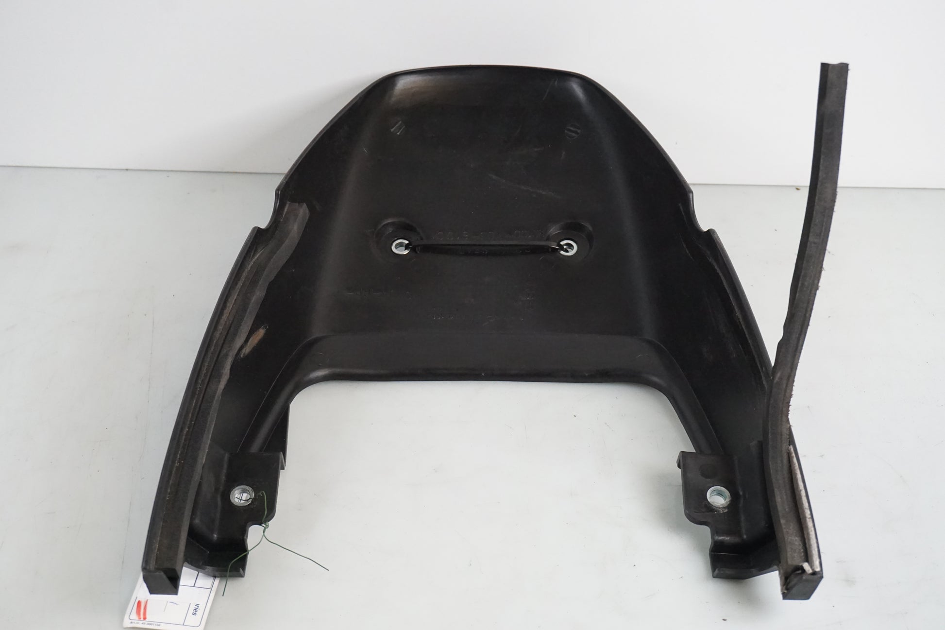 Snett nerifrån på Bakvinge från en Honda XL 650 V -2000 motorcykel.