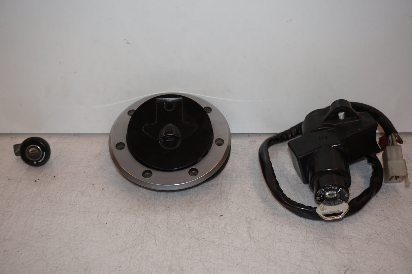 Framsidan på Låssats från en Kawasaki ZZR 1100 -1994 motorcykel.