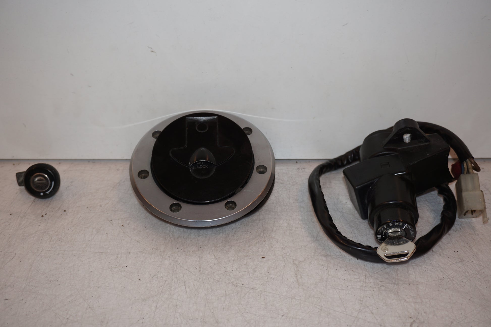 Framsidan på Låssats från en Kawasaki ZZR 1100 -1994 motorcykel.